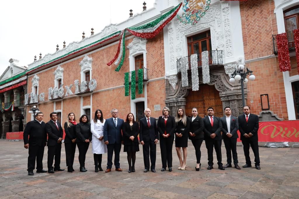 Rinde Ayuntamiento de Chiautempan homenaje a los símbolos patrios, en la Plaza de la Constitución